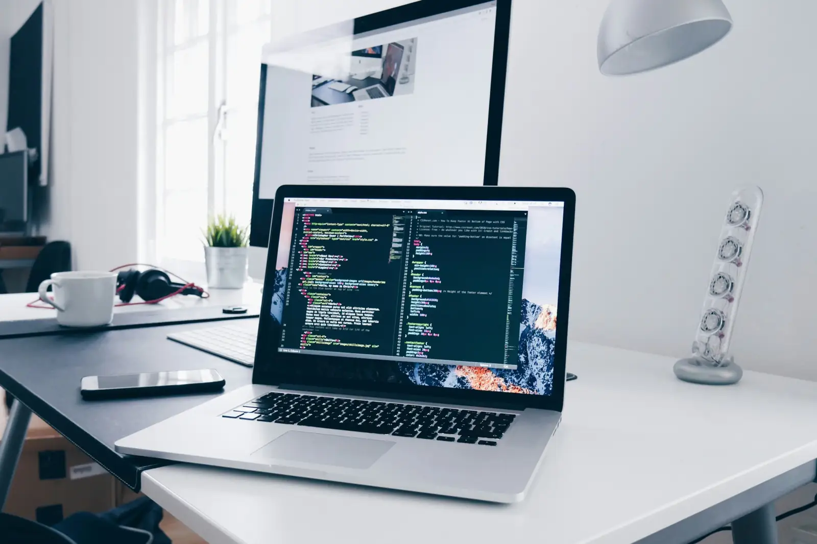 Laptop mit Programmcode