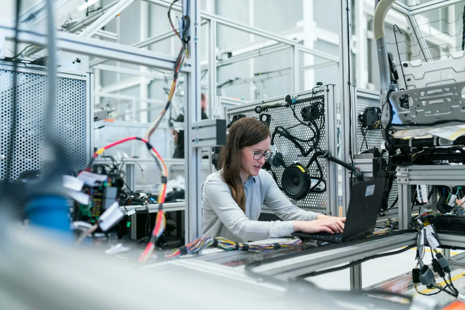 Ingenieurin mit Laptop in der Werkstatt